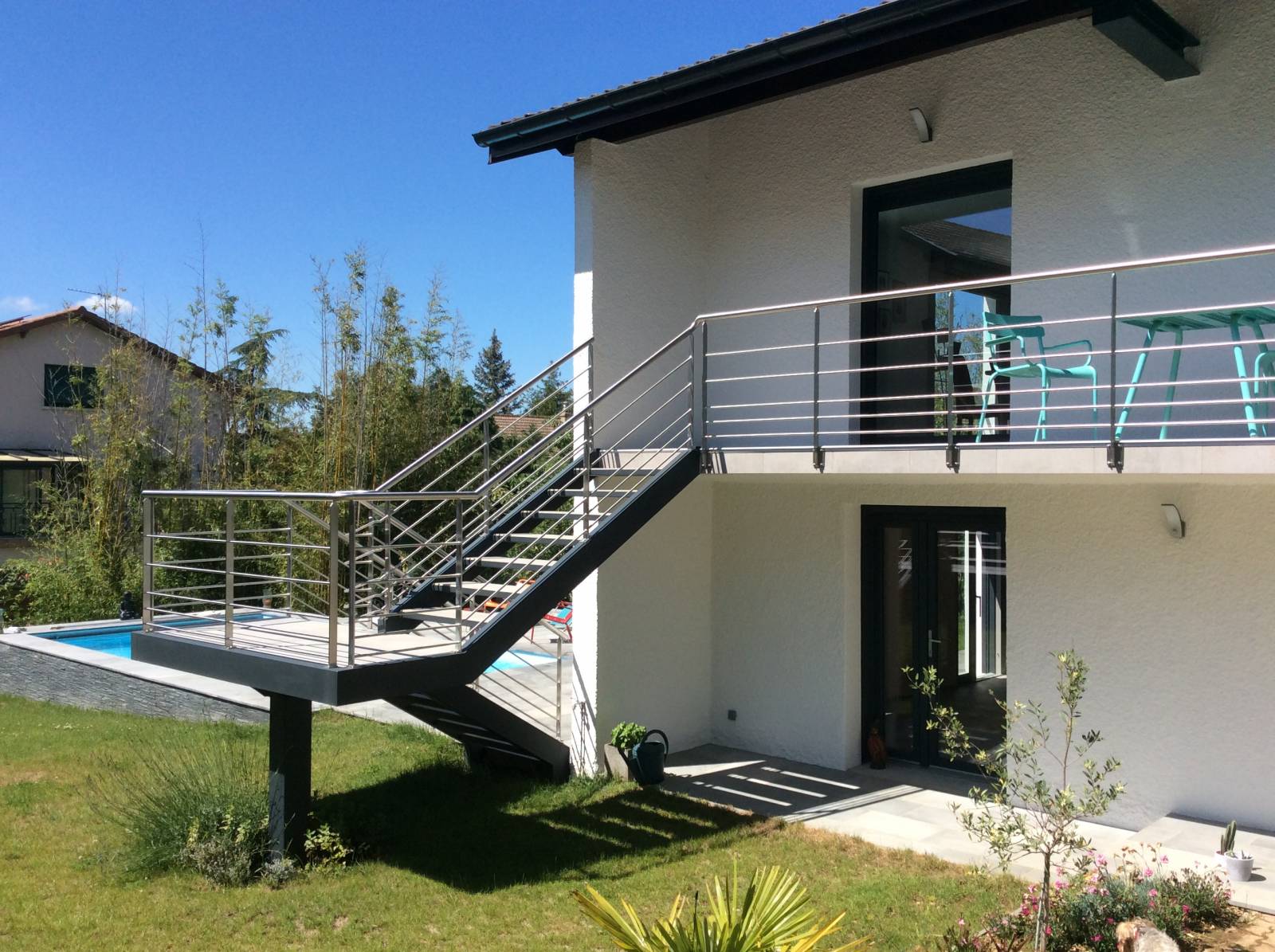 Fabrication d'un escalier moderne droit limon à crémaillère Lyon 69006 Brotteaux