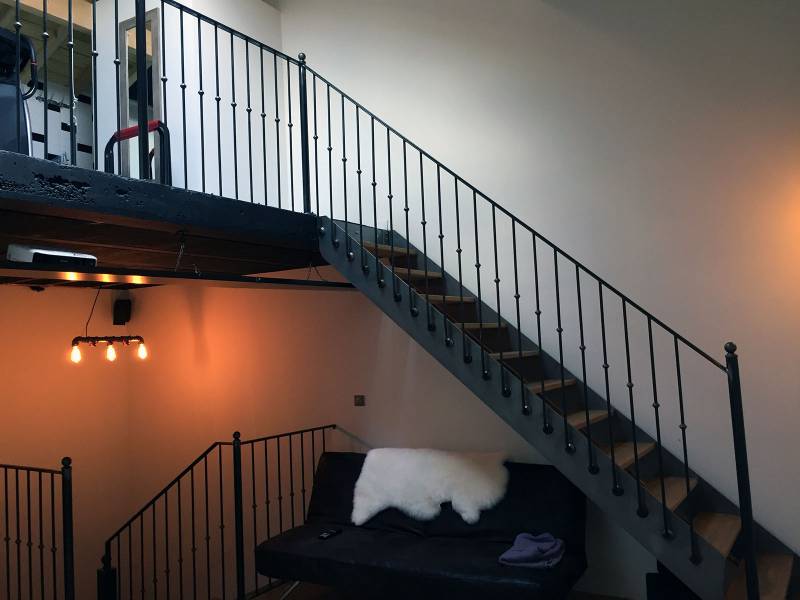 ou faire réaliser un escalier sur-mesure type bistro près de lyon et ses alentours