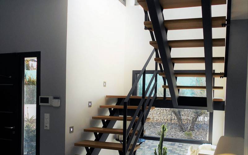 prix pour la conception d'un escalier à double limon central avec des marche en chêne dans la région lyonnaise