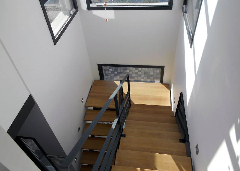 ou acheter un escalier sur mesure métallique avec des marches en chêne près de lyon et en région rhône alpes