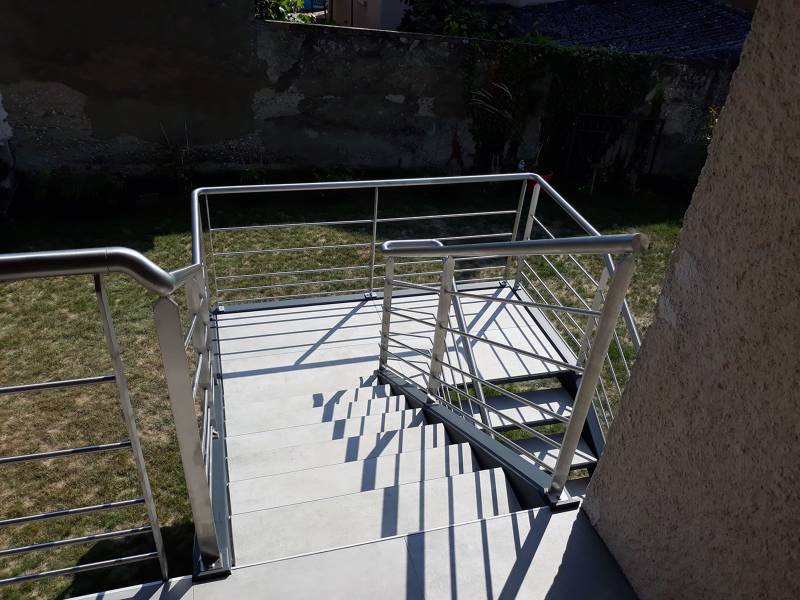 ou faire fabriquer des garde-corps en inox près de lyon