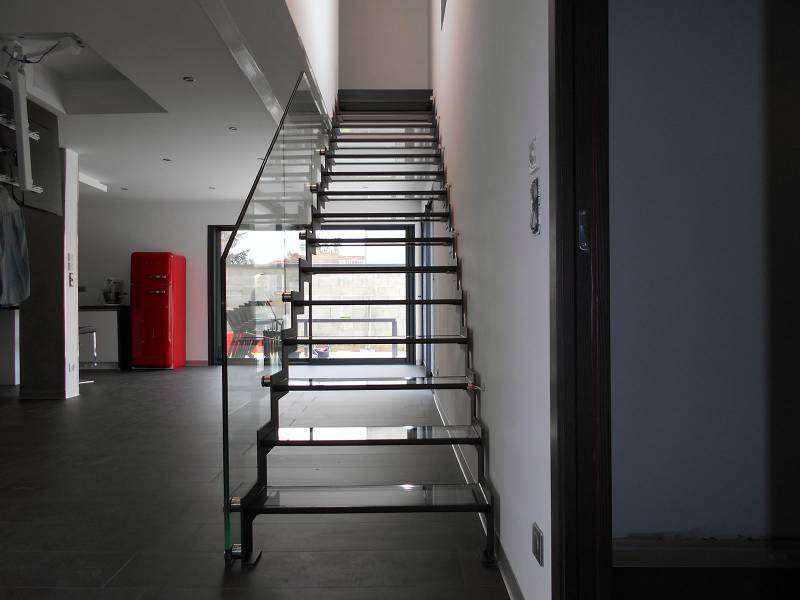 Ou faire fabriquer un escalier sur-mesure en acier avec marche et garde-corps en verre
