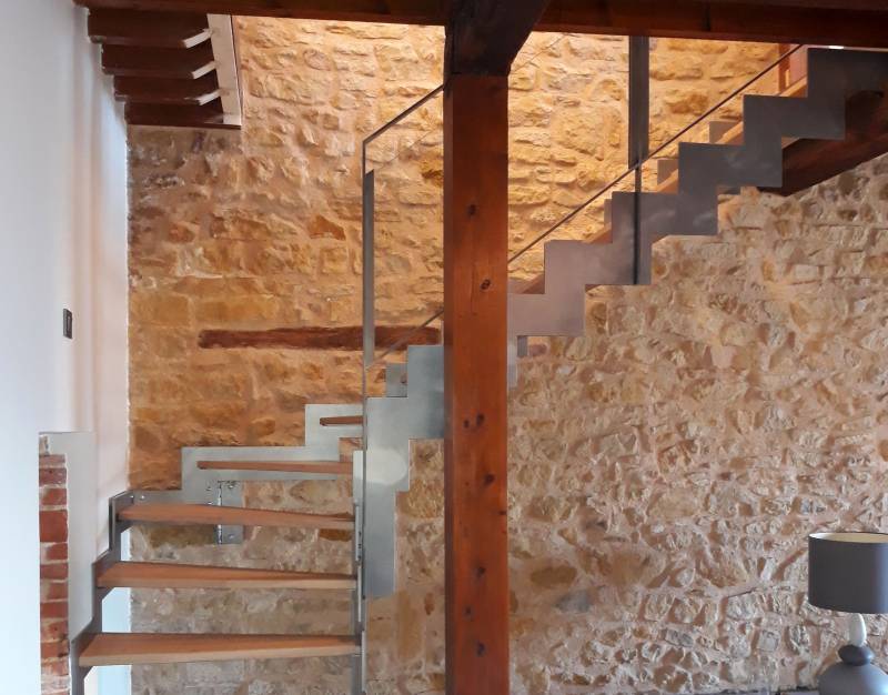 quel serait le prix d'un escalier acier et marche en chêne dans la région rhône-alpes