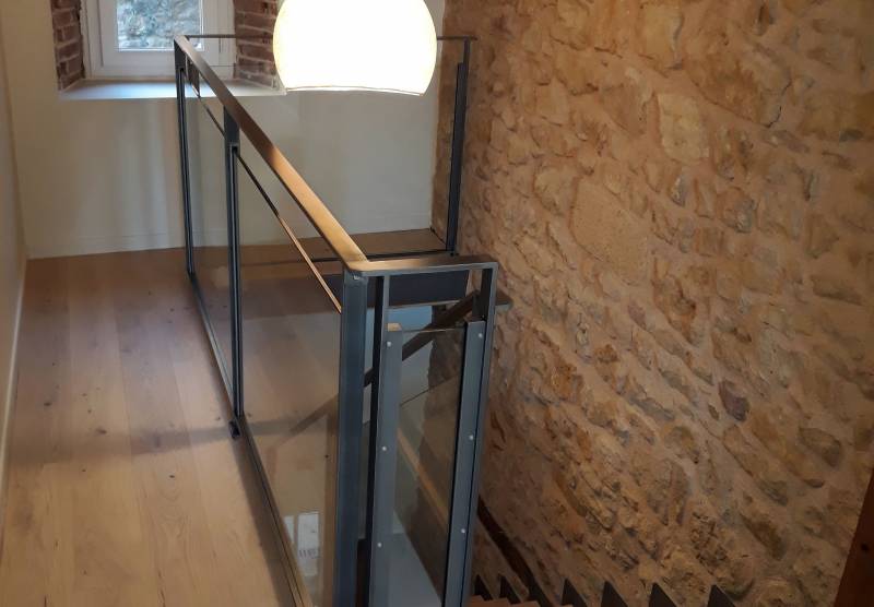 ou faire fabriquer des garde-corps en verre sur mesure dans la région lyonnaise