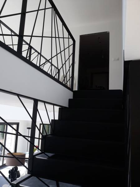 Installation d'escalier métallique suspendue avec plateforme en chêne massif  a ecully