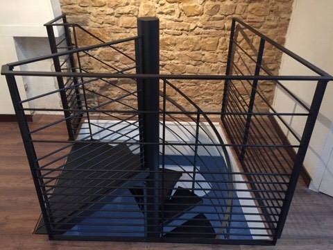 ESCALIER COLIMACON  SUSPENDU ACIER  A LYON 69006