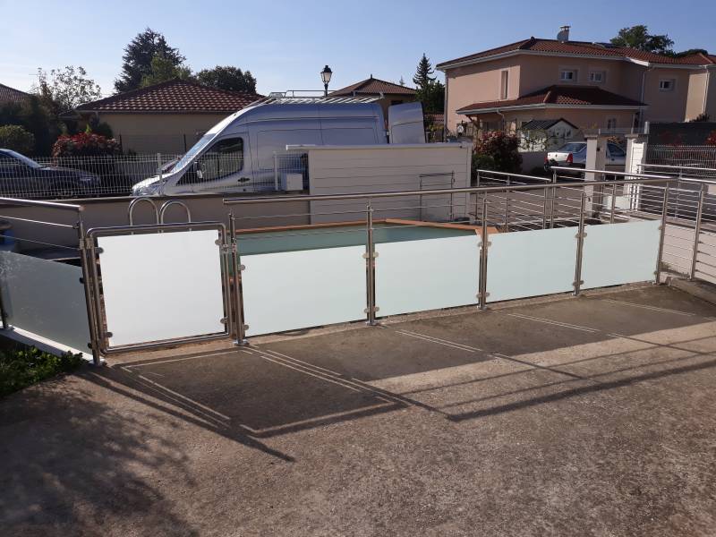 GARDE CORPS EXTERIEUR DE PISCINE EN INOX ET REMPLISSAGE VERRE A GENAS