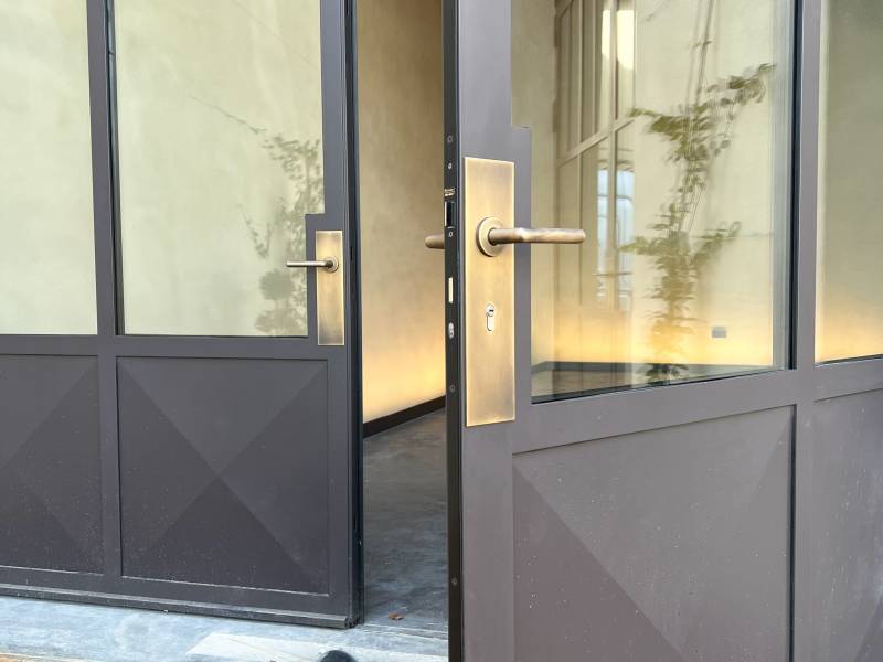 poignées de porte en laiton patiné