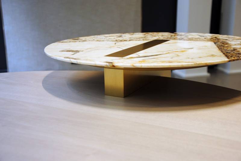 table basse marbre bois et laiton