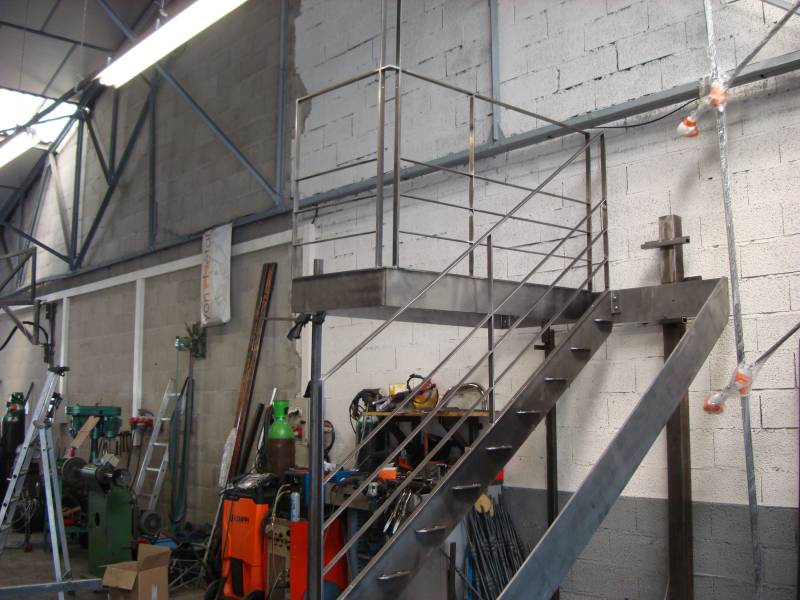 Escalier acier et marche en bois huilé