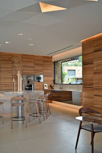 Façade de cuisine et pied de table en inox poli miroir réalisé par Lyon Métal près de Lyon