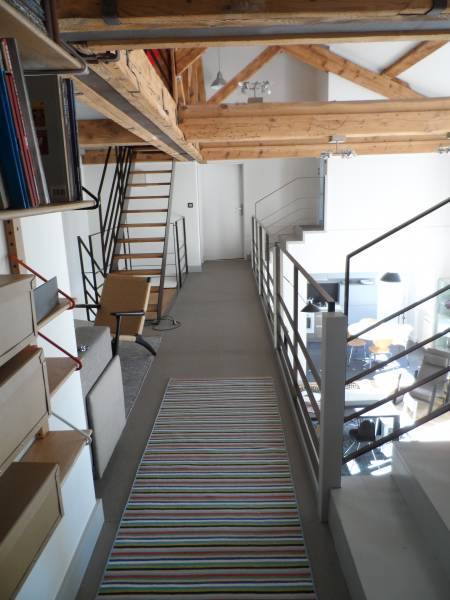 création d'un escalier en acier et marche en chêne à Genève