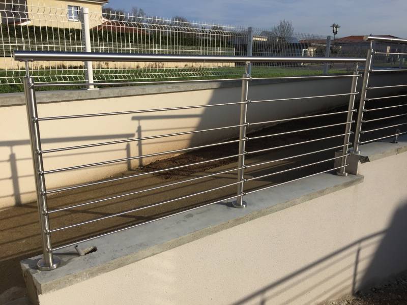 GARDE CORPS EXTERIEUR DE PISCINE EN INOX ET REMPLISSAGE VERRE A GENAS