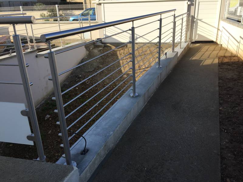 GARDE CORPS EXTERIEUR DE PISCINE EN INOX ET REMPLISSAGE VERRE A GENAS