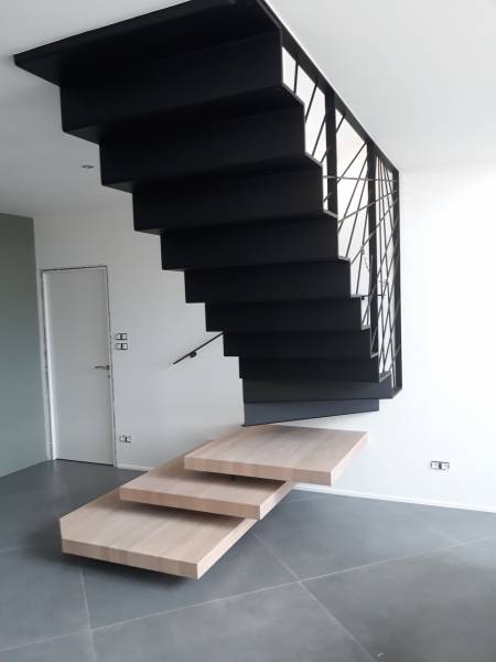 Installation d'escalier métallique suspendue avec plateforme en chêne massif  a ecully