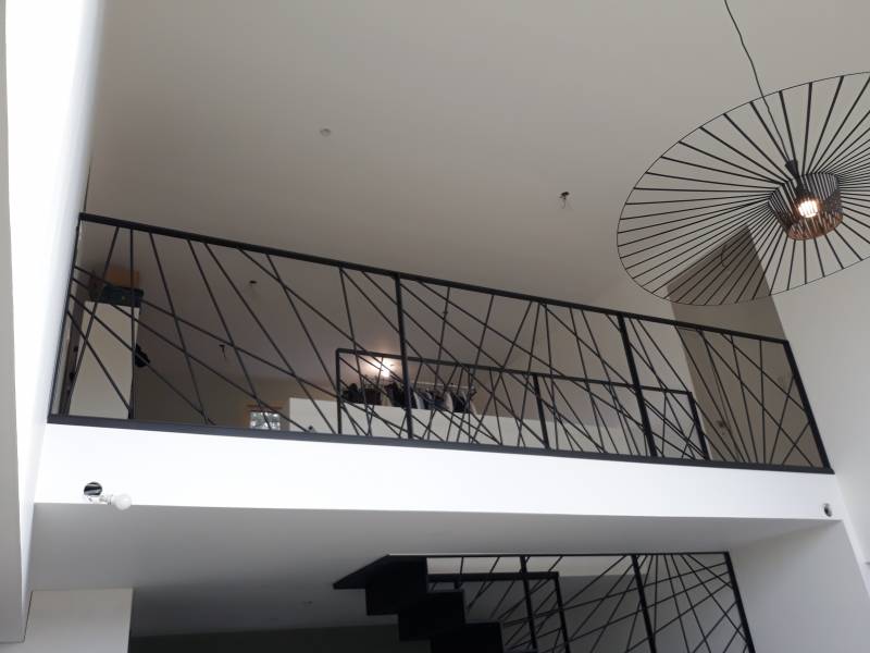 Installation d'escalier métallique suspendue avec plateforme en chêne massif  a ecully