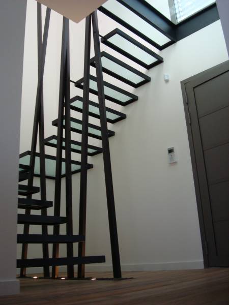 escalier metallique suspendus sur mesure avec marche en verre a chassieu