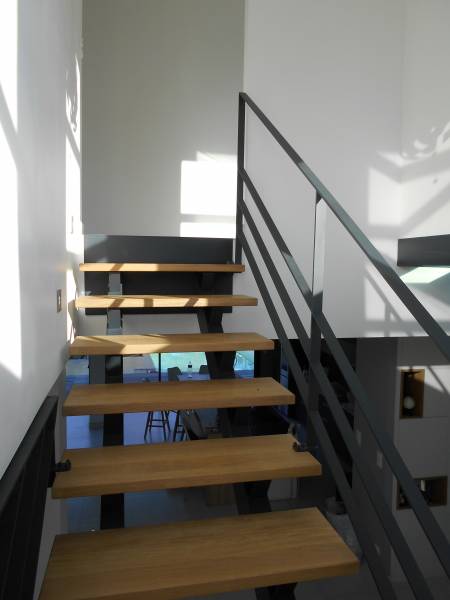 Escalier 2/4 tournant  métallique  avec double limon et marche chêne