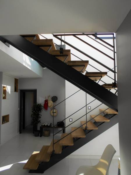 Escalier 2/4 tournant  métallique  avec double limon et marche chêne