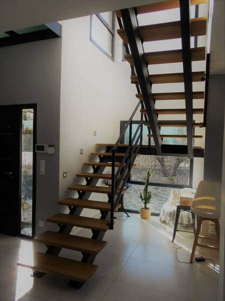 Escalier 2/4 tournant  métallique  avec double limon et marche chêne