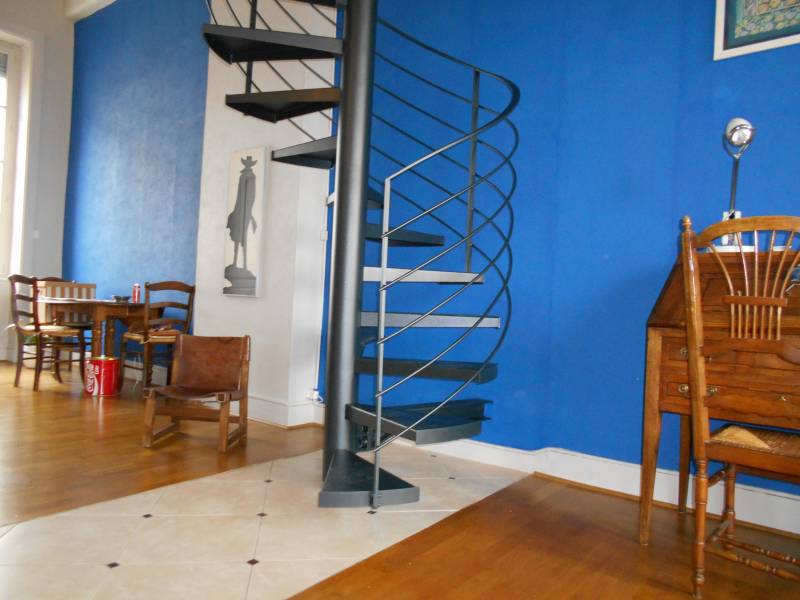 ESCALIER COLIMACON  SUSPENDU ACIER  A LYON 69006