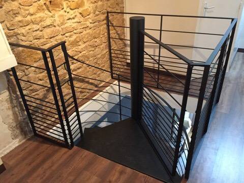 ESCALIER COLIMACON  SUSPENDU ACIER  A LYON 69006