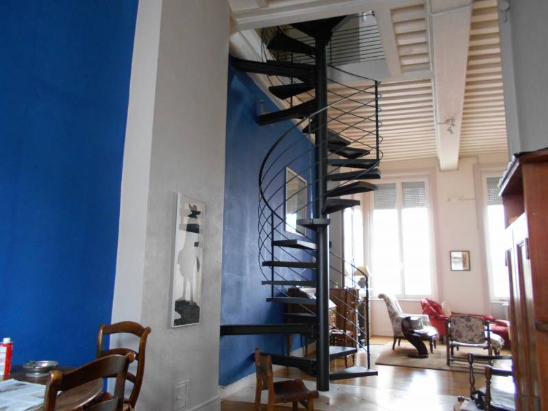 ESCALIER COLIMACON  SUSPENDU ACIER  A LYON 69006