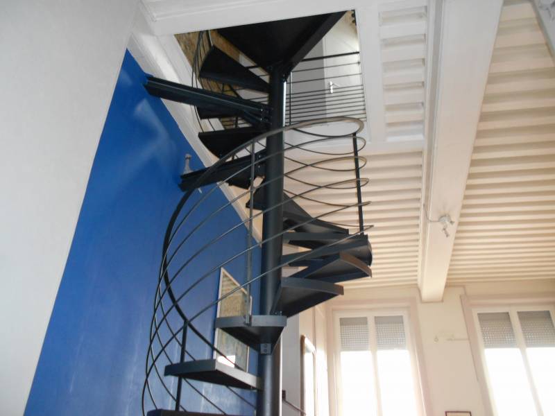 ESCALIER COLIMACON  SUSPENDU ACIER  A LYON 69006